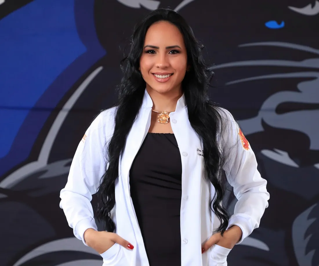Dra. Gabrielle Rojas de jaleco