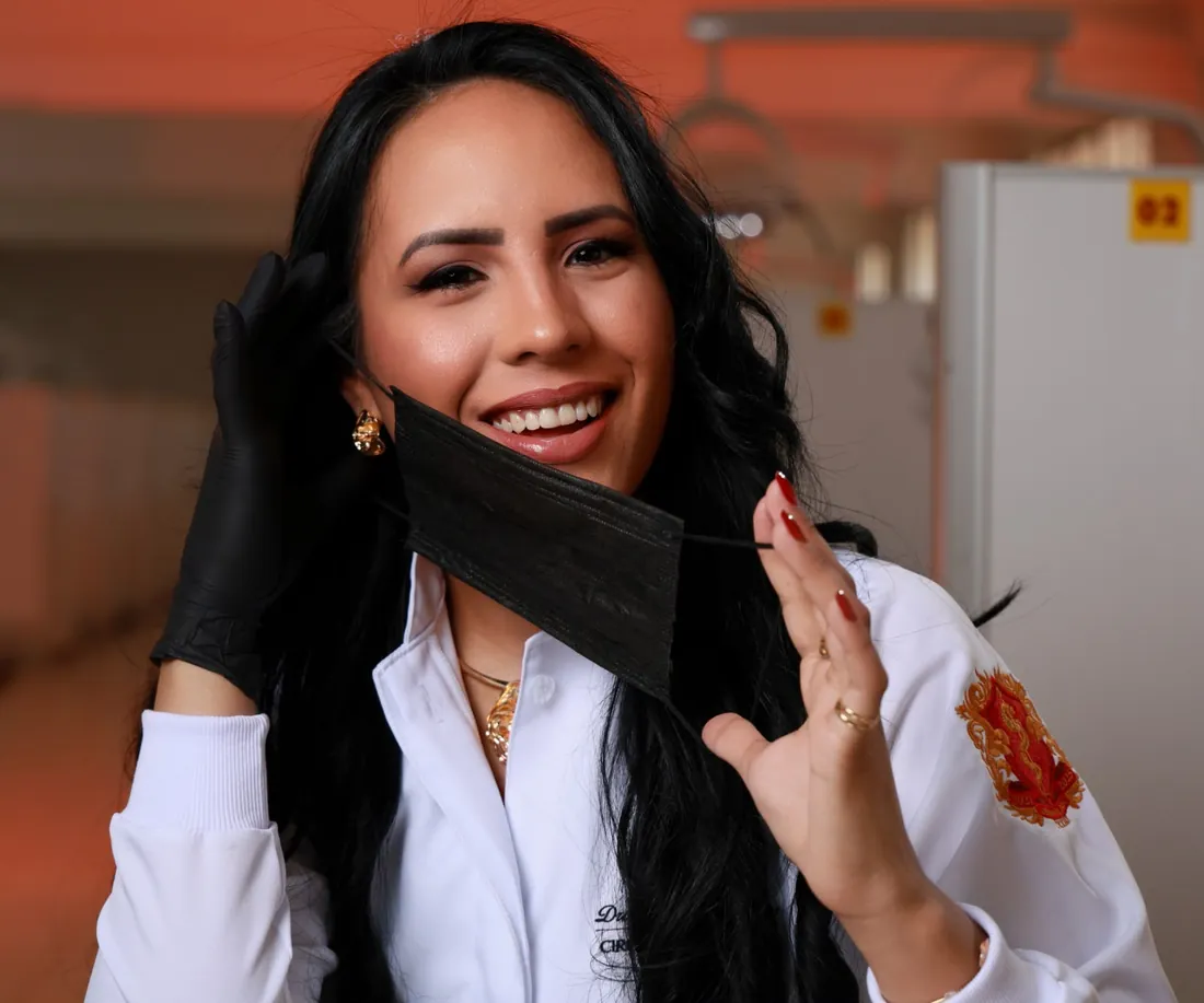 Dra. Gabrielle Rojas sorrindo no consultório