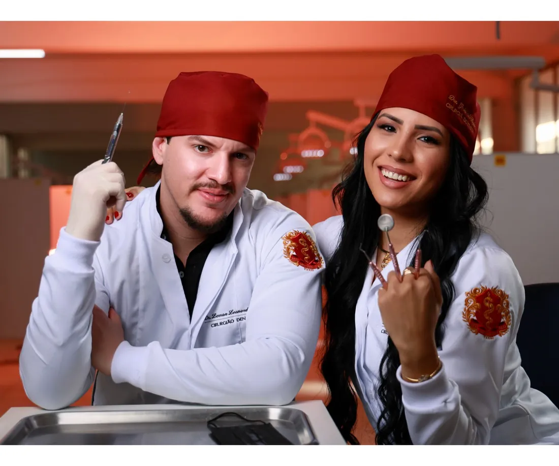 Dr. Lorran Carrara e Dra. Gabrielle Rojas no consultório