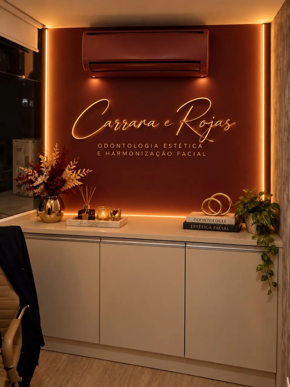 Recepção da Carrara & Rojas com o nome da clínica na parede